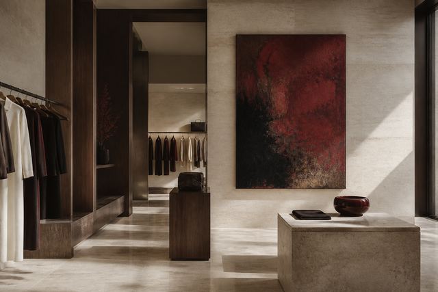 Boutique di lusso con opera contemporanea
