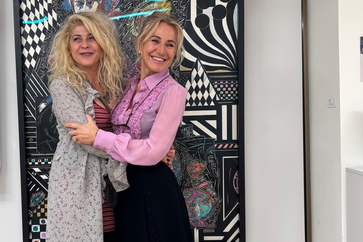 Simona Brusa e Caterina Giglio davanti a un'opera della mostra Tracce